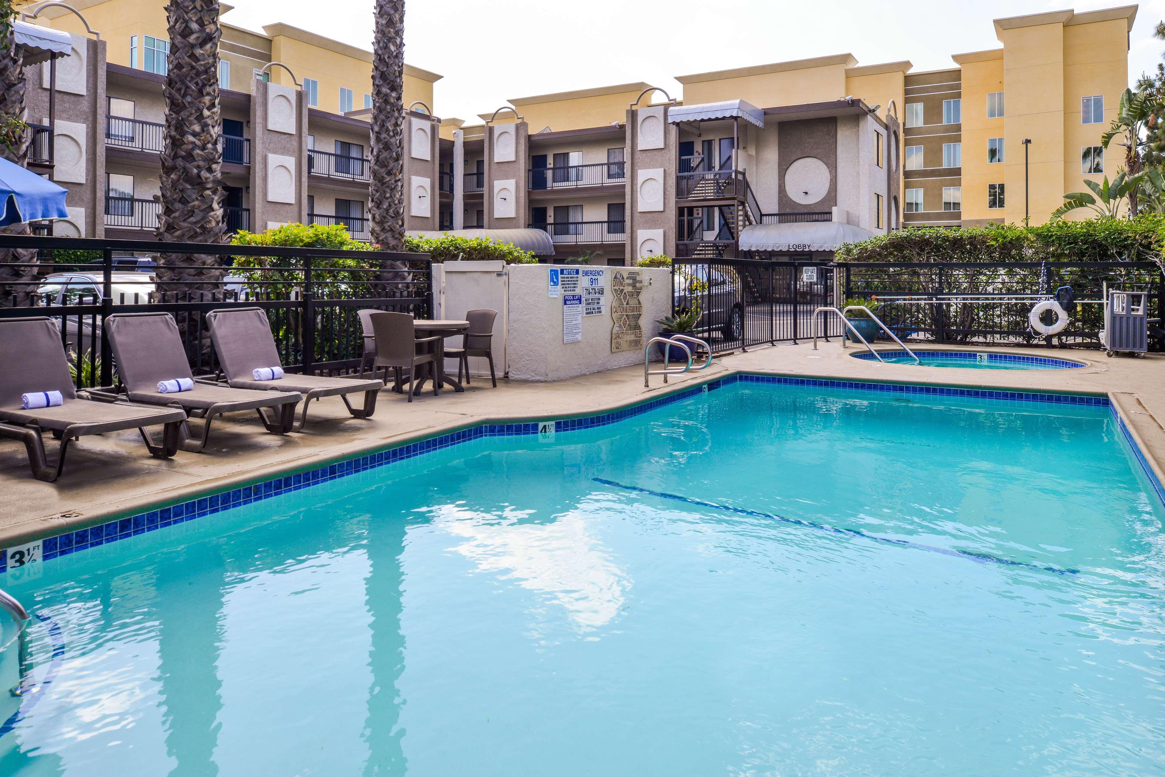 Best Western Courtesy Inn Hotel - Anaheim Resort At The Park Exterior photo